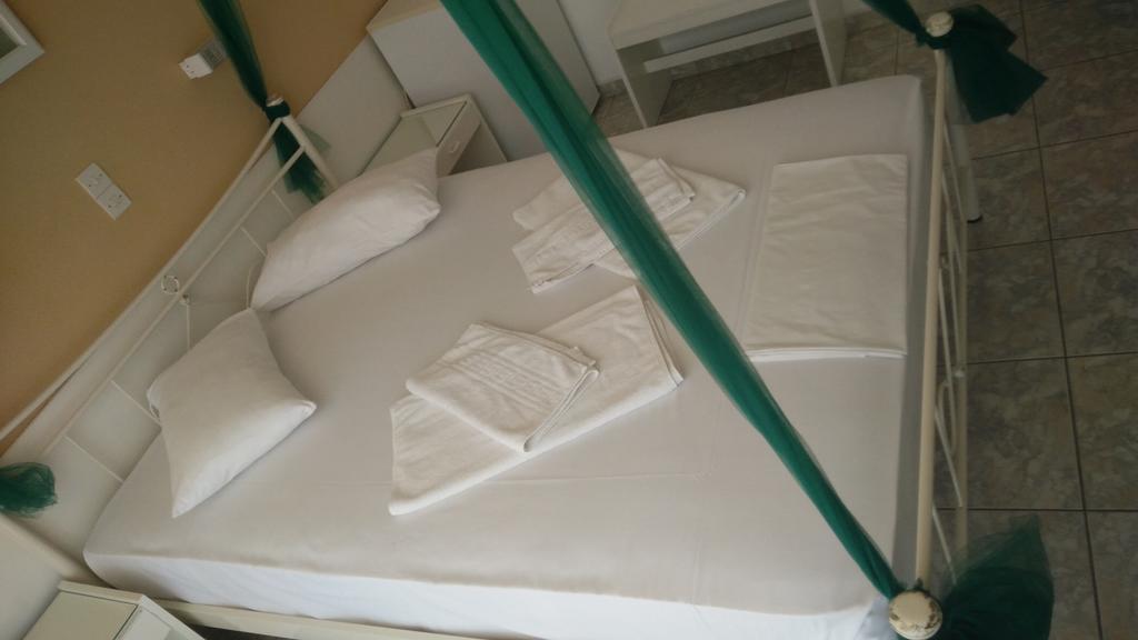 Hotel Liberty 1 Agia Marina  Buitenkant foto