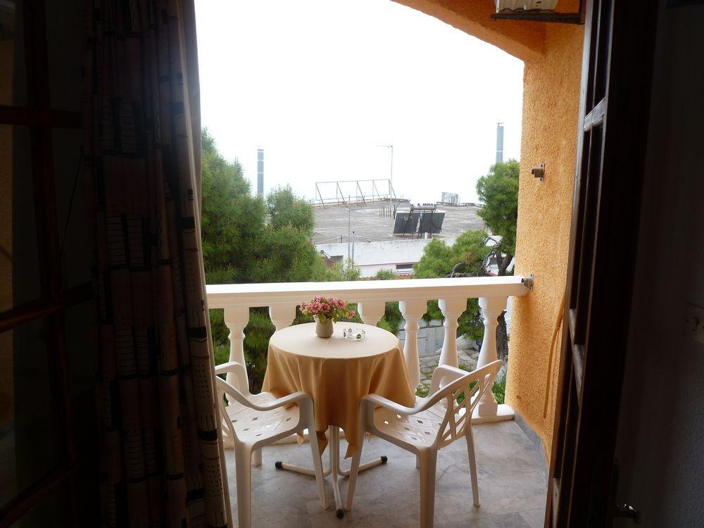 Hotel Liberty 1 Agia Marina  Buitenkant foto