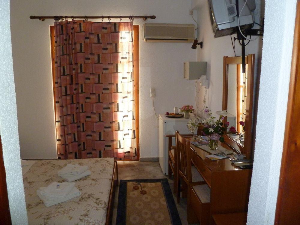 Hotel Liberty 1 Agia Marina  Buitenkant foto