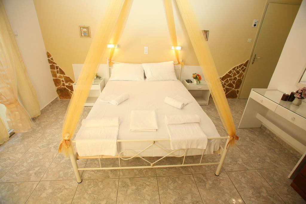 Hotel Liberty 1 Agia Marina  Buitenkant foto