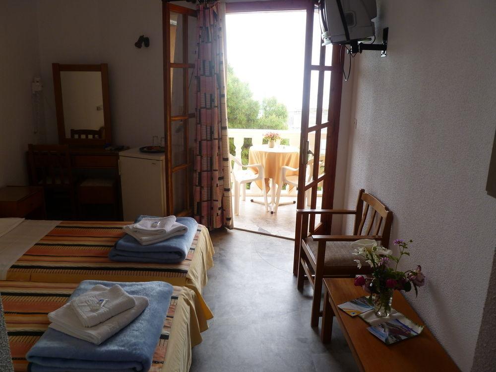 Hotel Liberty 1 Agia Marina  Buitenkant foto