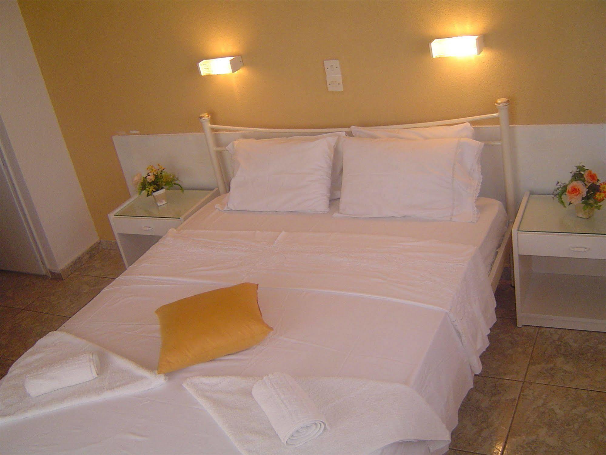 Hotel Liberty 1 Agia Marina  Buitenkant foto