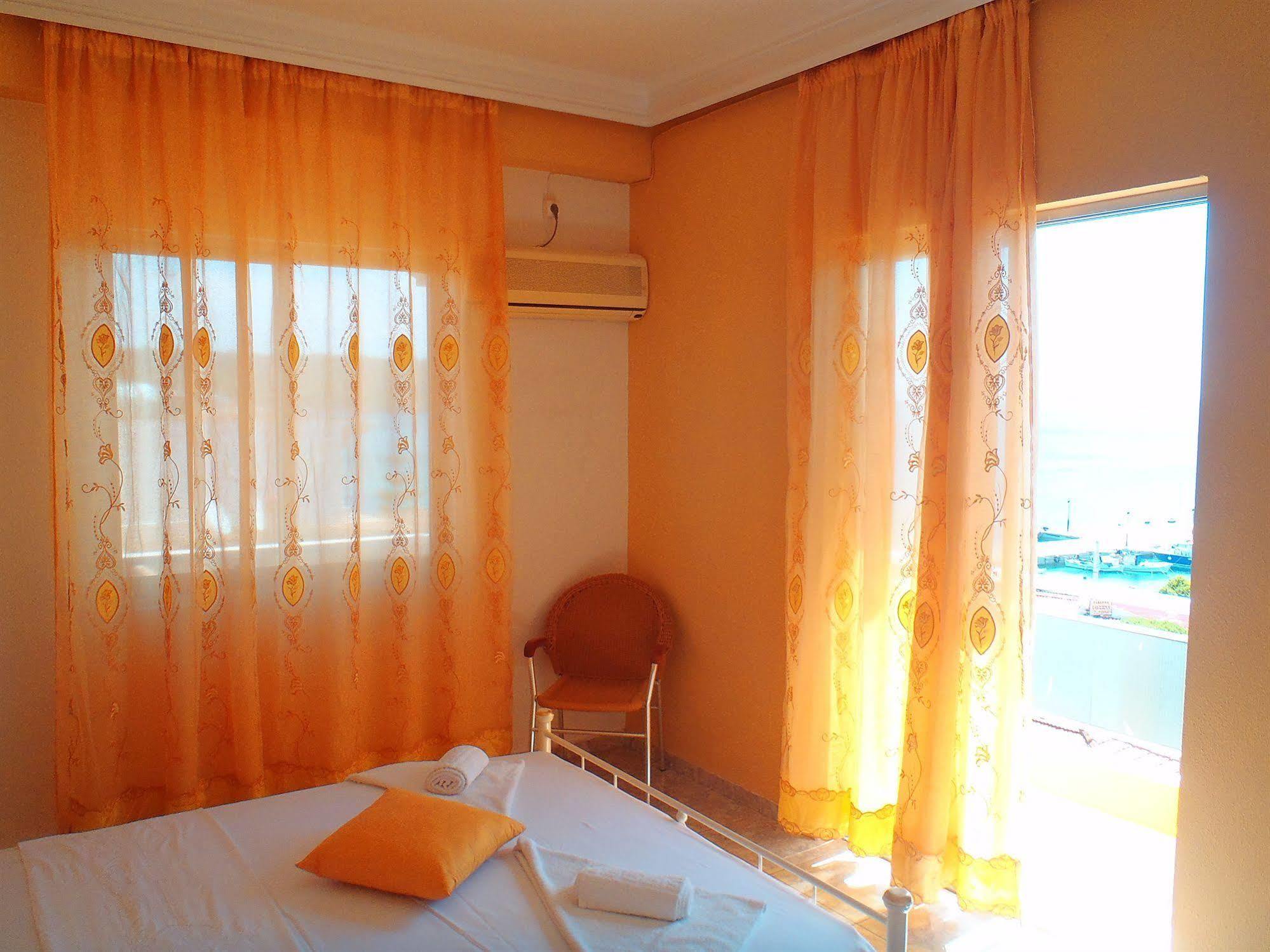 Hotel Liberty 1 Agia Marina  Buitenkant foto